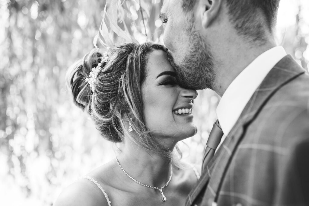 Bride and groom kissing in Ellington Park